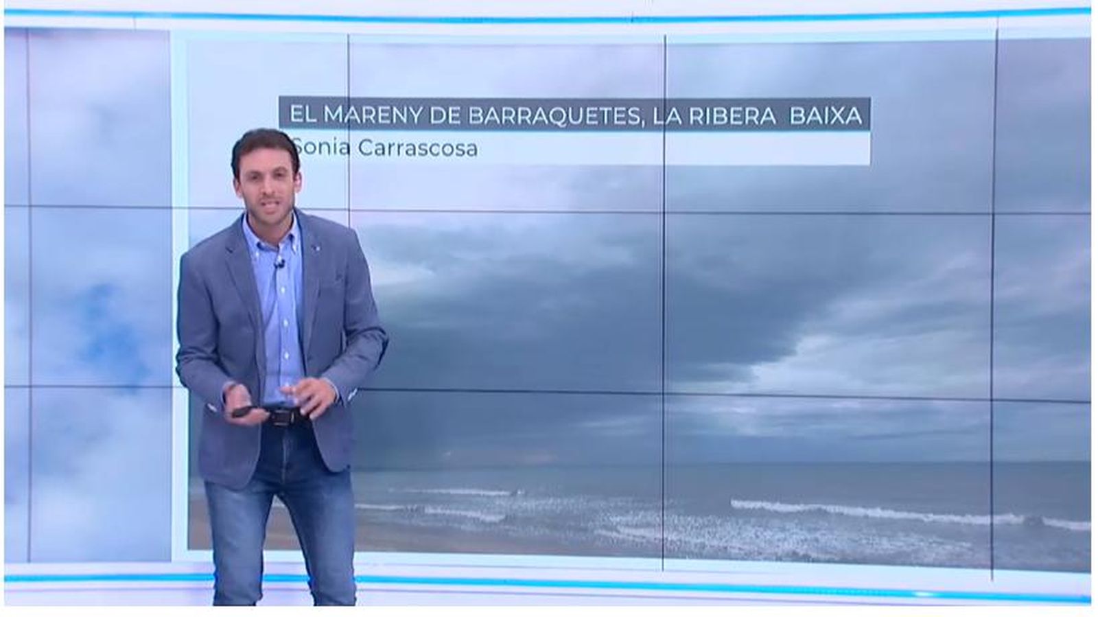 El hombre del tiempo de À Punt con una foto enviada con localidad y comarca