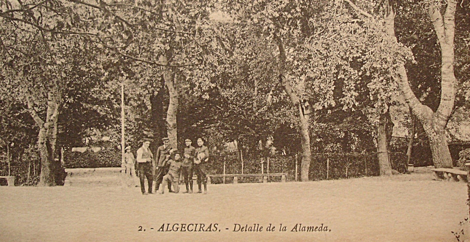 Soldados paseando por la Alameda.