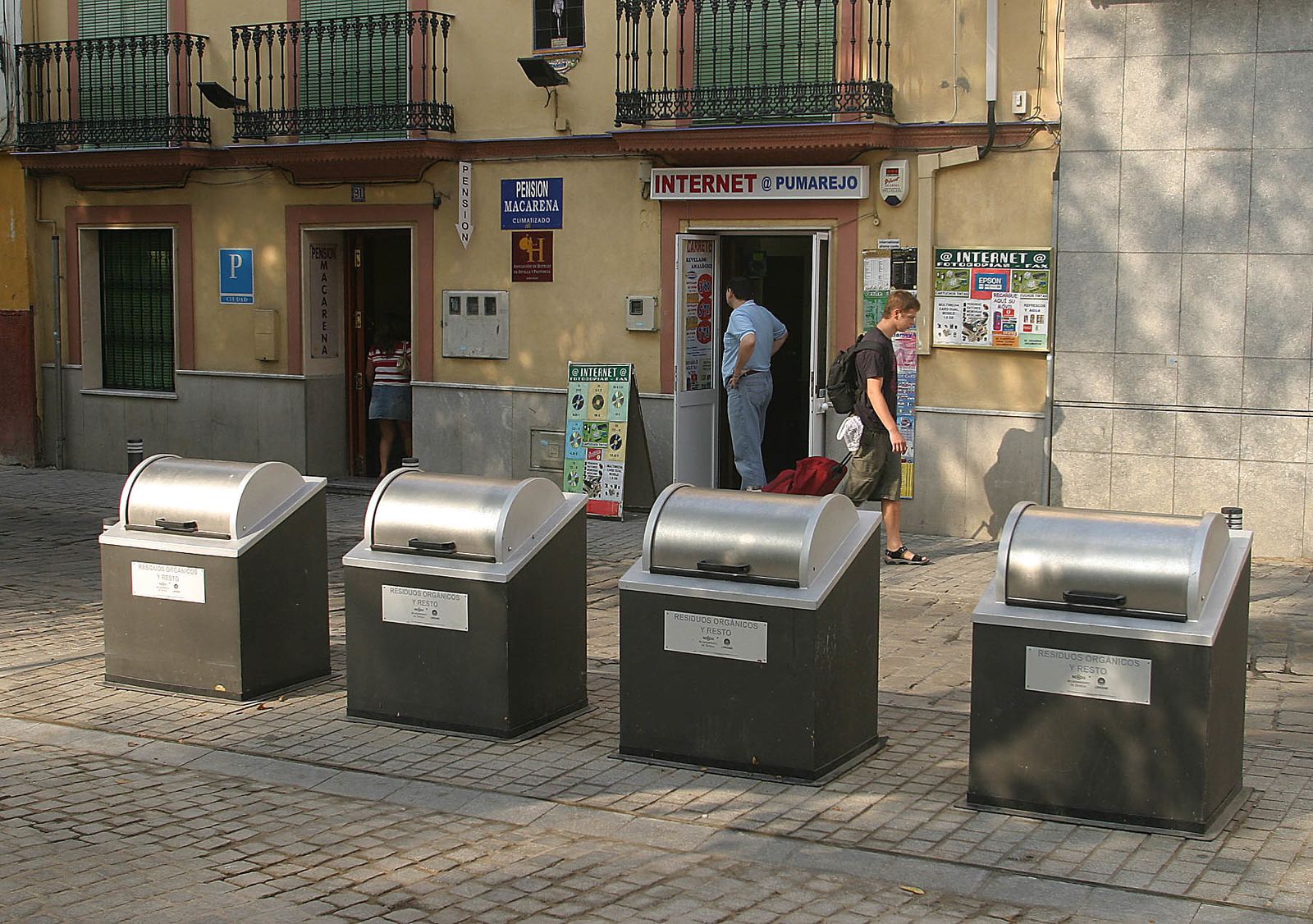 Cuatro de los contenedores  de residuos soterrados  en la plazadel Pumarejo.
