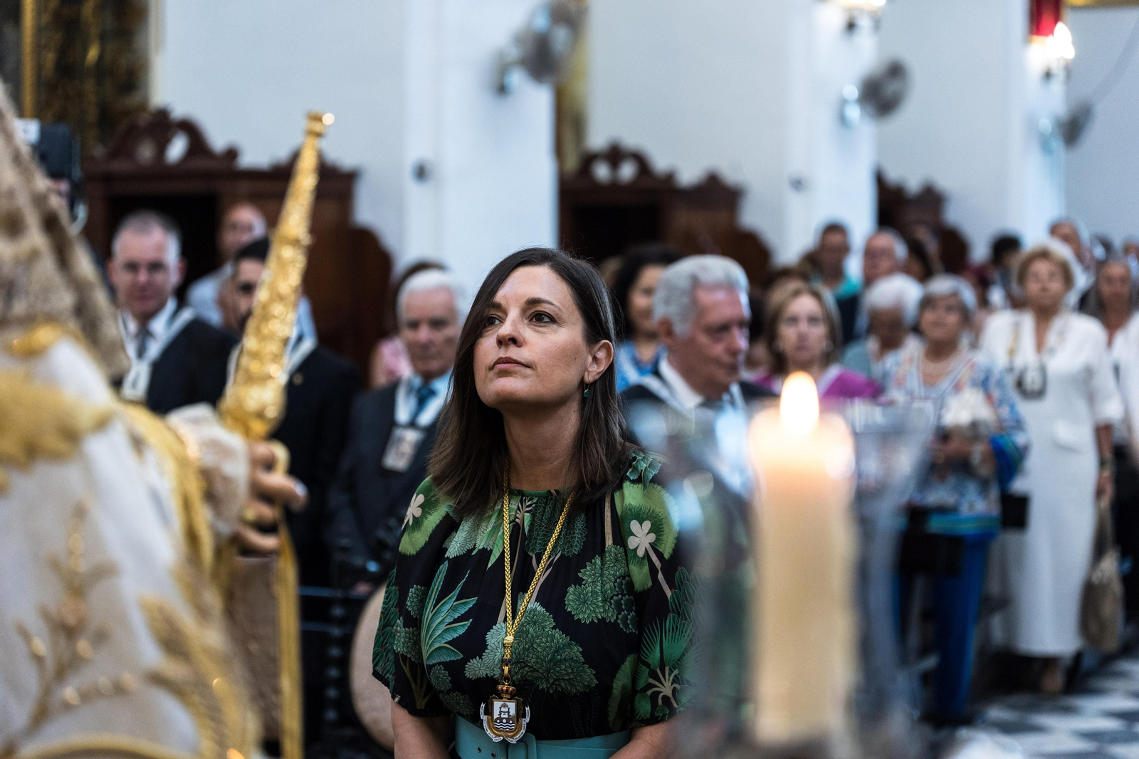 Las imágenes de la función y el besamanos a la Virgen del Carmen en San Fernando