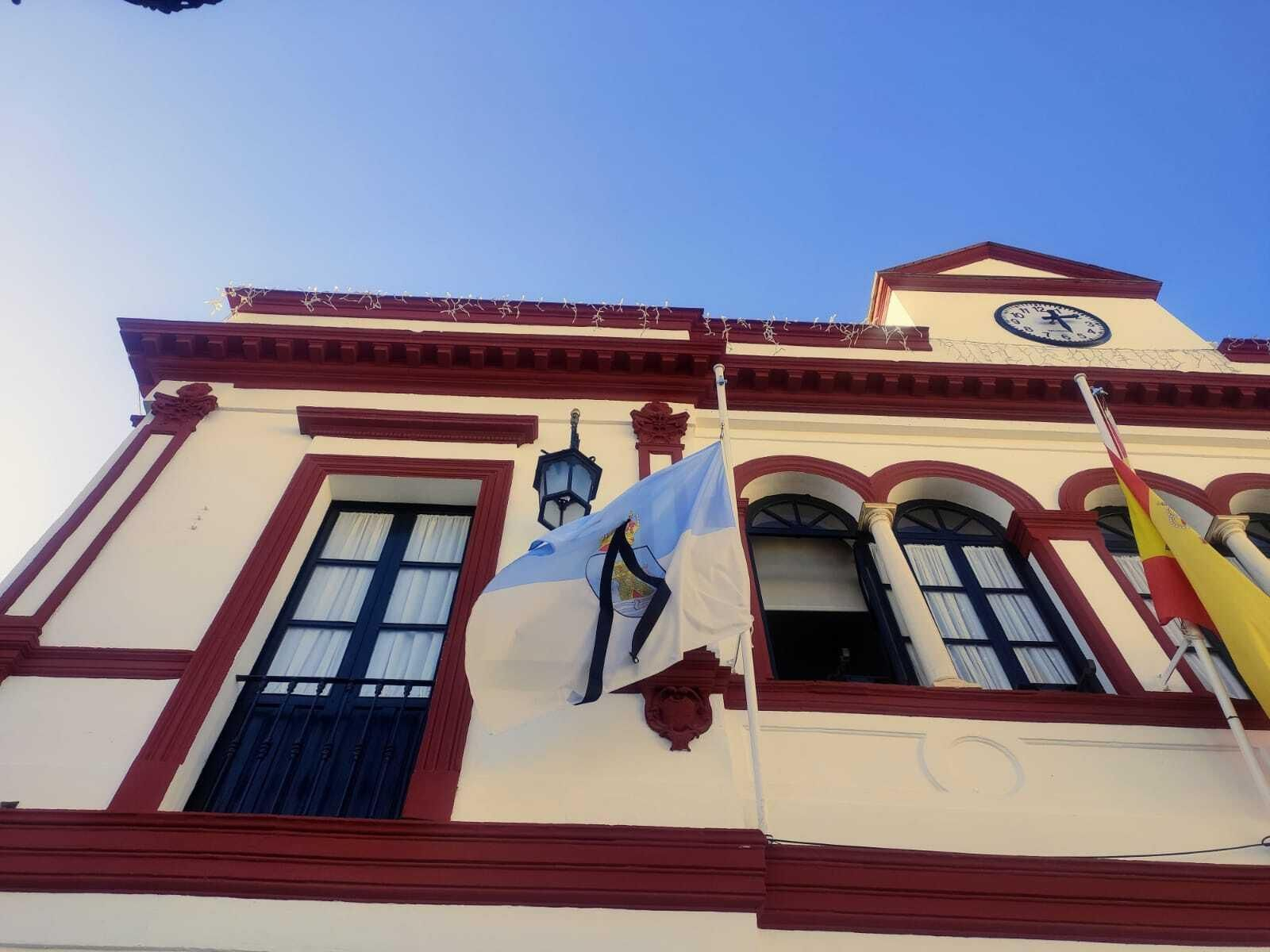 La bandera de Lebrija ondeará hasta el jueves a media asta en el Ayuntamiento del municipio.