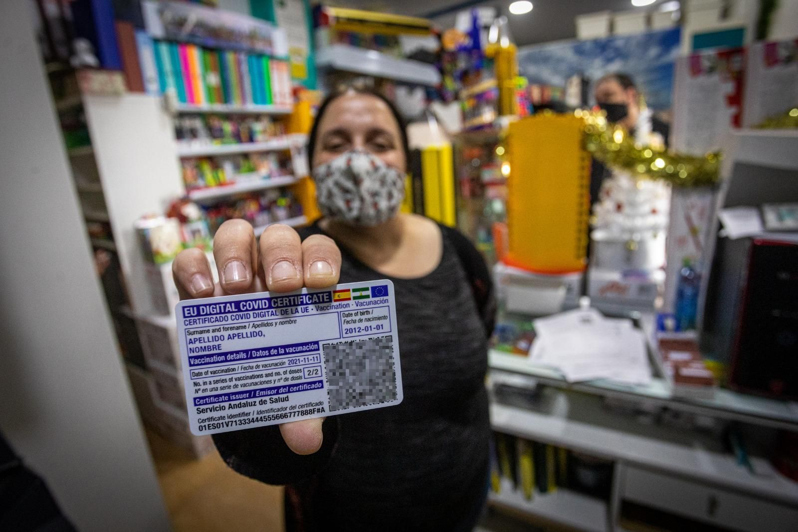 Patricia Sola muestra una maqueta de la tarjeta con el certificado covid que realizan en Impresionante.