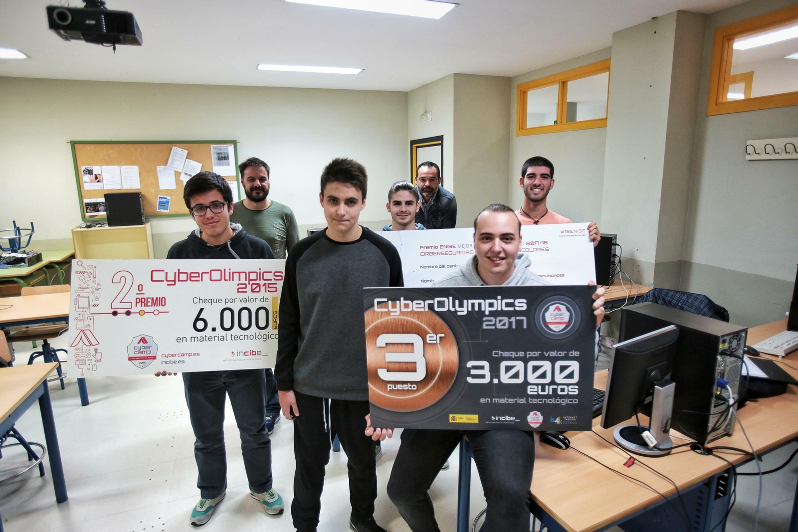 Alumnos del IES Rafael Alberti. junto a dos profesores, que compitieron en ediciones anteriores.