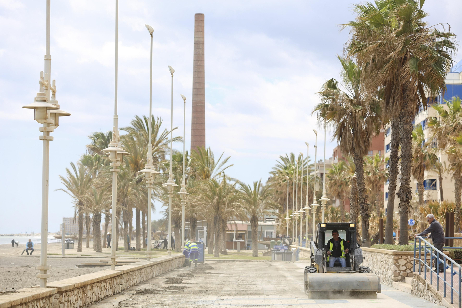 Las fotos de los trabajos en los paseos marítimos y chiringuitos de Málaga para paliar los efectos del temporal