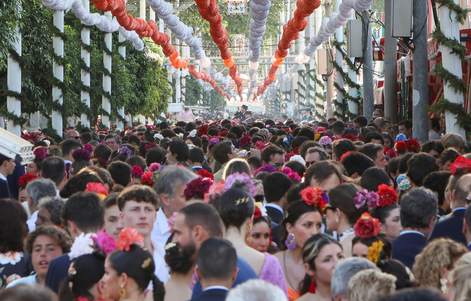 El bullicio pasea por el real.