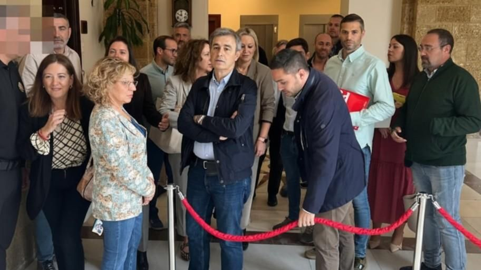 Grupo de alcaldes tras el cordón, al no poder acceder al Pleno de la Diputación de Cádiz