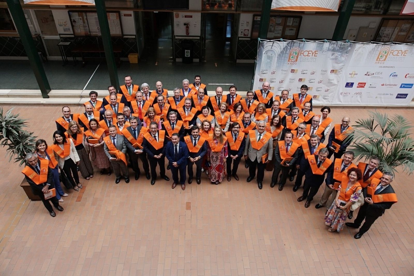 Foto de grupo de los egresados ilustres de la Facultad de Económicas y Empresariales.