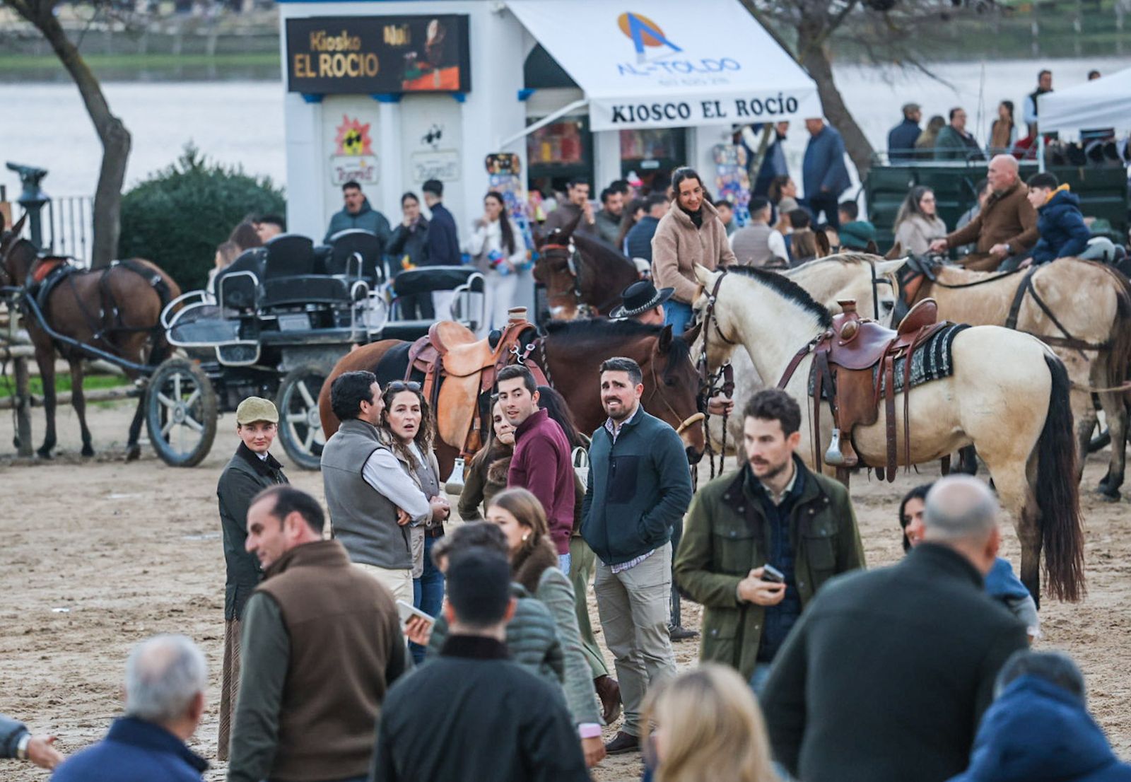 Fotografías de ambiente y del rezo del Rosario por el entorno de la Ermita de la Virgen del Rocío con motivo de la Candelaria