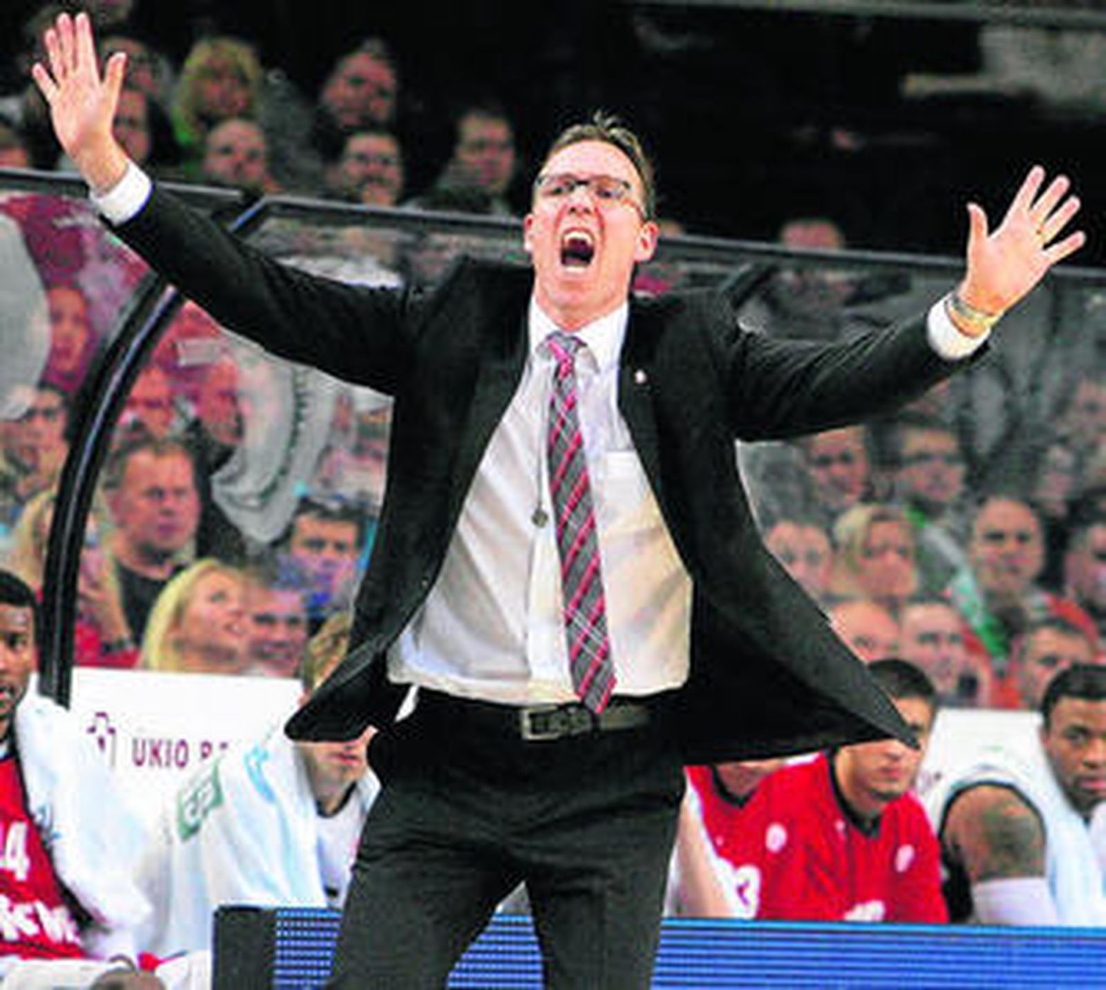 Chris Fleming da instrucciones durante un partido.