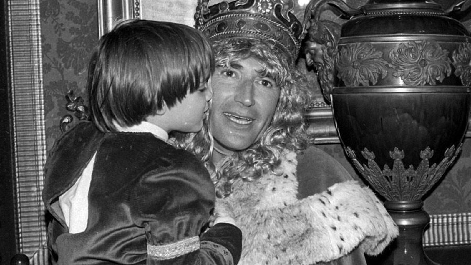 Miguel Ríos, haciendo de rey mago.