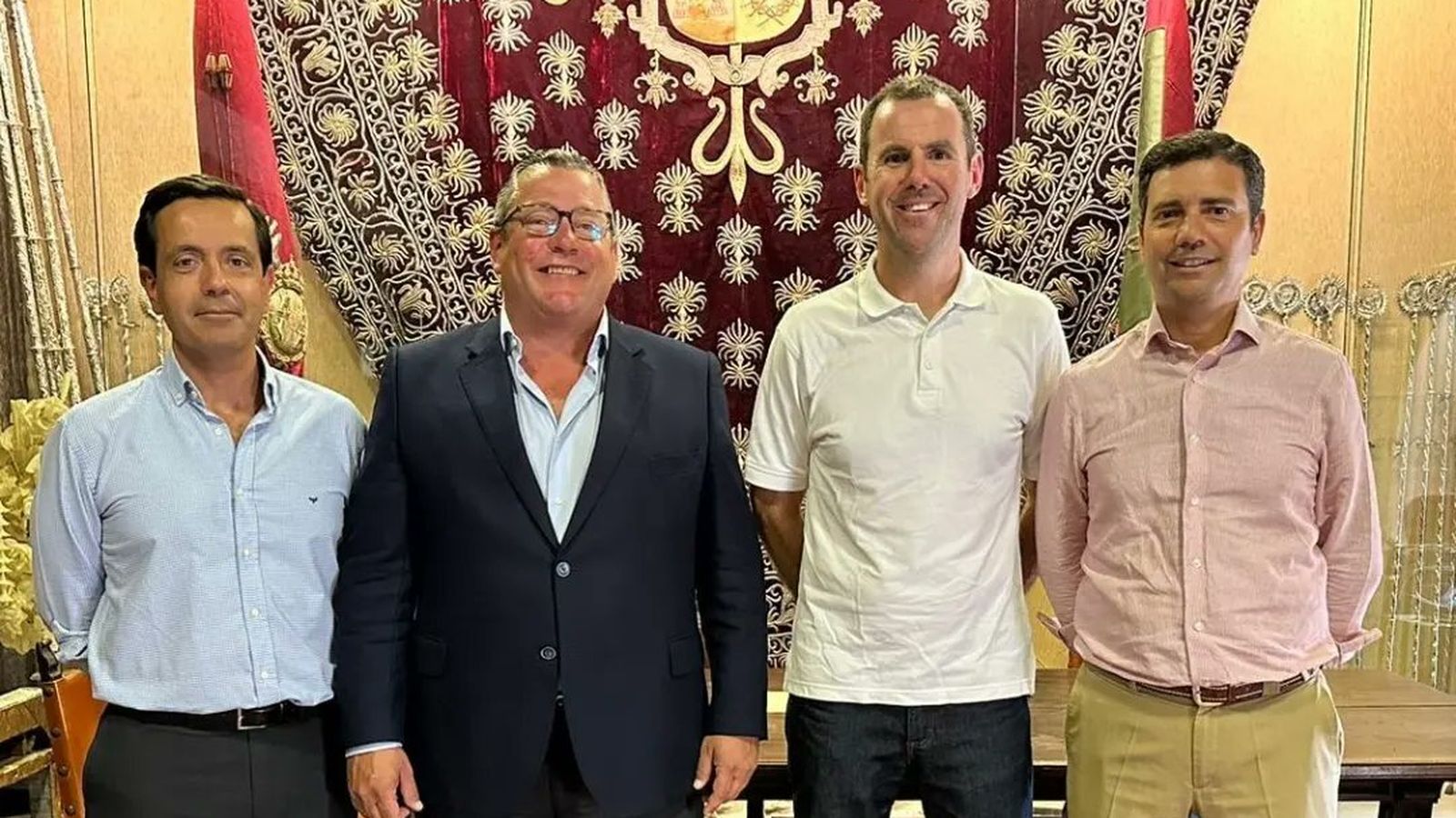 Firma entre los representantes de la empresa y junta de gobierno