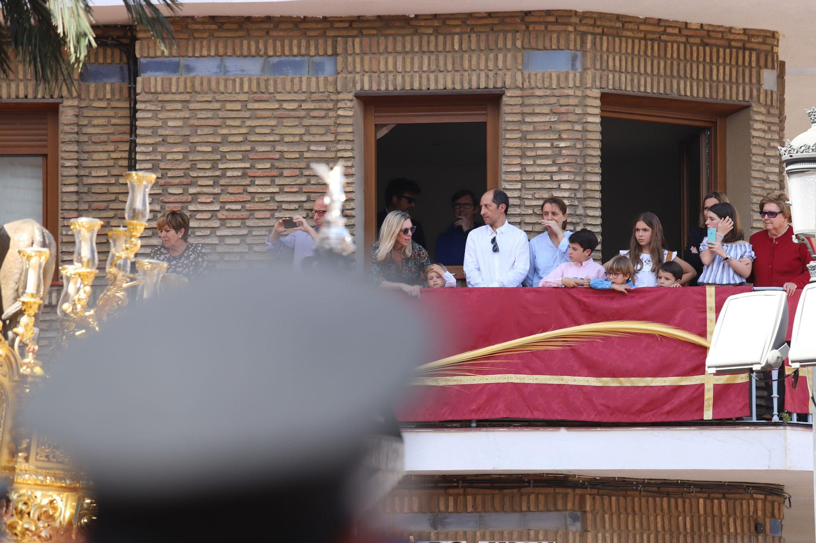 Imágenes del recorrido de la Borriquita  por las calles de Huelva