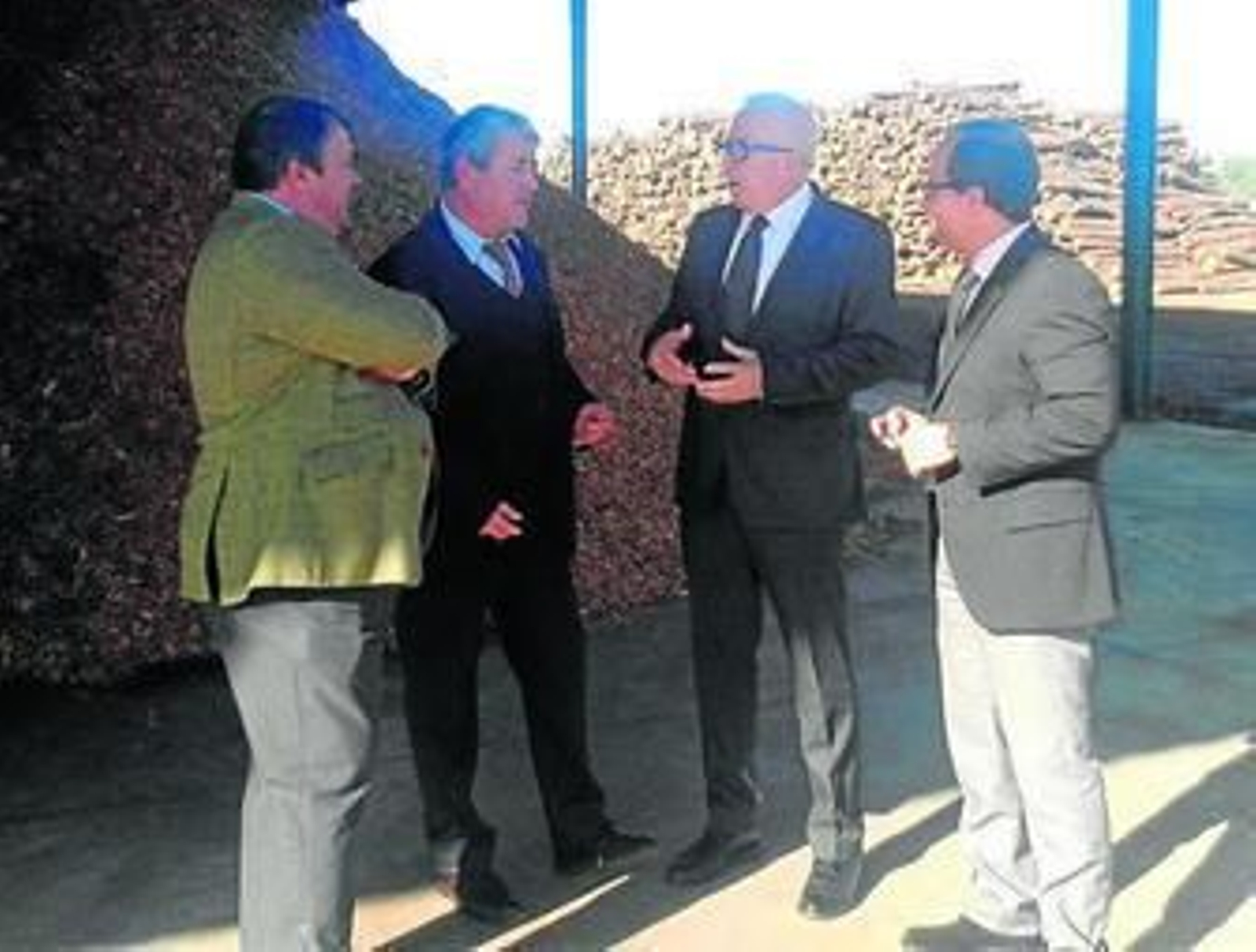 El consejero José Sánchez Maldonado visitó ayer la planta Maderas Doñana.