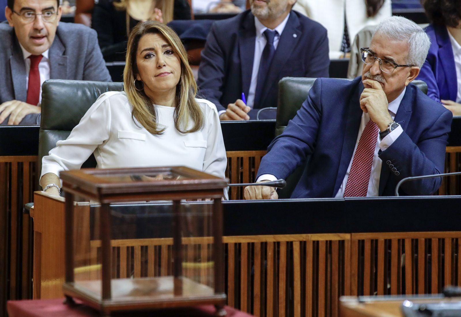 La presidenta de la Junta en funciones, Susana Díaz, junto al vicepresidente en funciones, Manuel Jiménez Barrios, en el Parlamento de Andalucía.