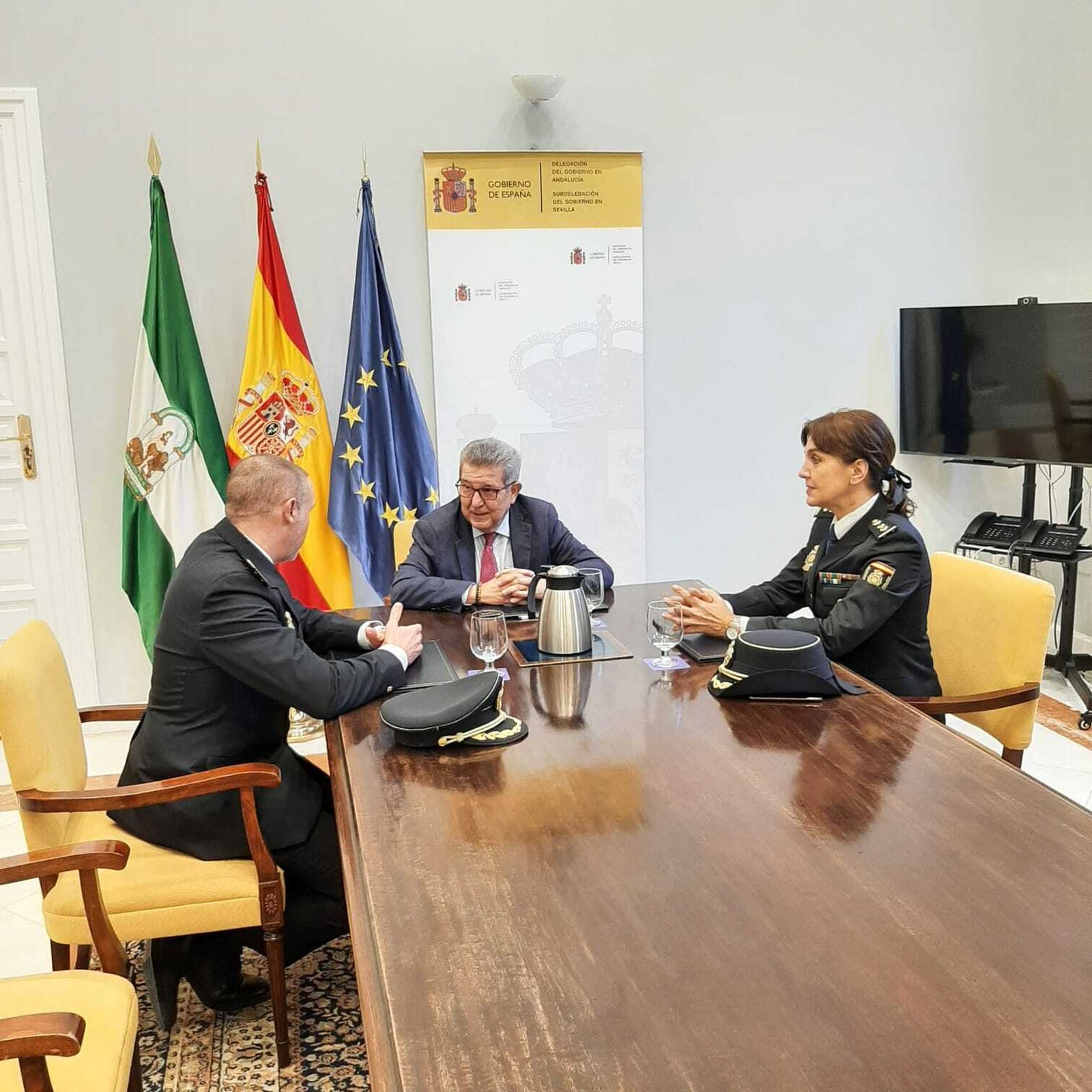 Ana Cambón, con el comisario provincial y el subdelegado del Gobierno.