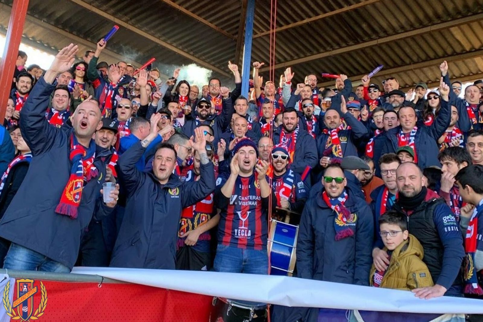 La afición del Yeclano, en uno de los fondos de La Constitución.