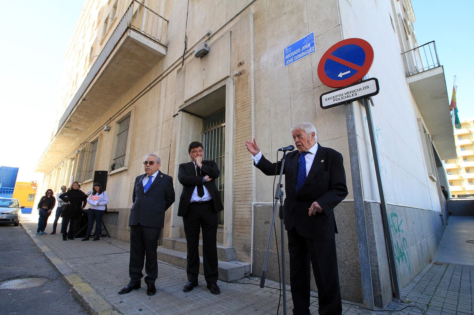 Acto de rotulación de la calle Abogado Juan José Domínguez en imágenes