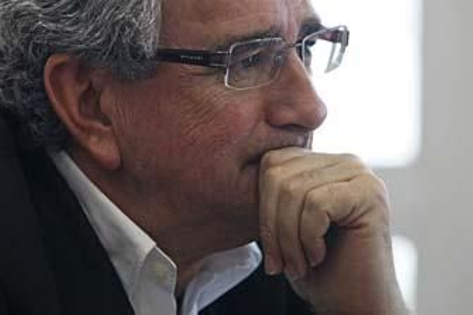 Semblante reflexivo de Luis Pizarro durante la entrevista con este periódico mantenida el pasado jueves en la Delegación del Gobierno andaluz en Cádiz. /Julio González