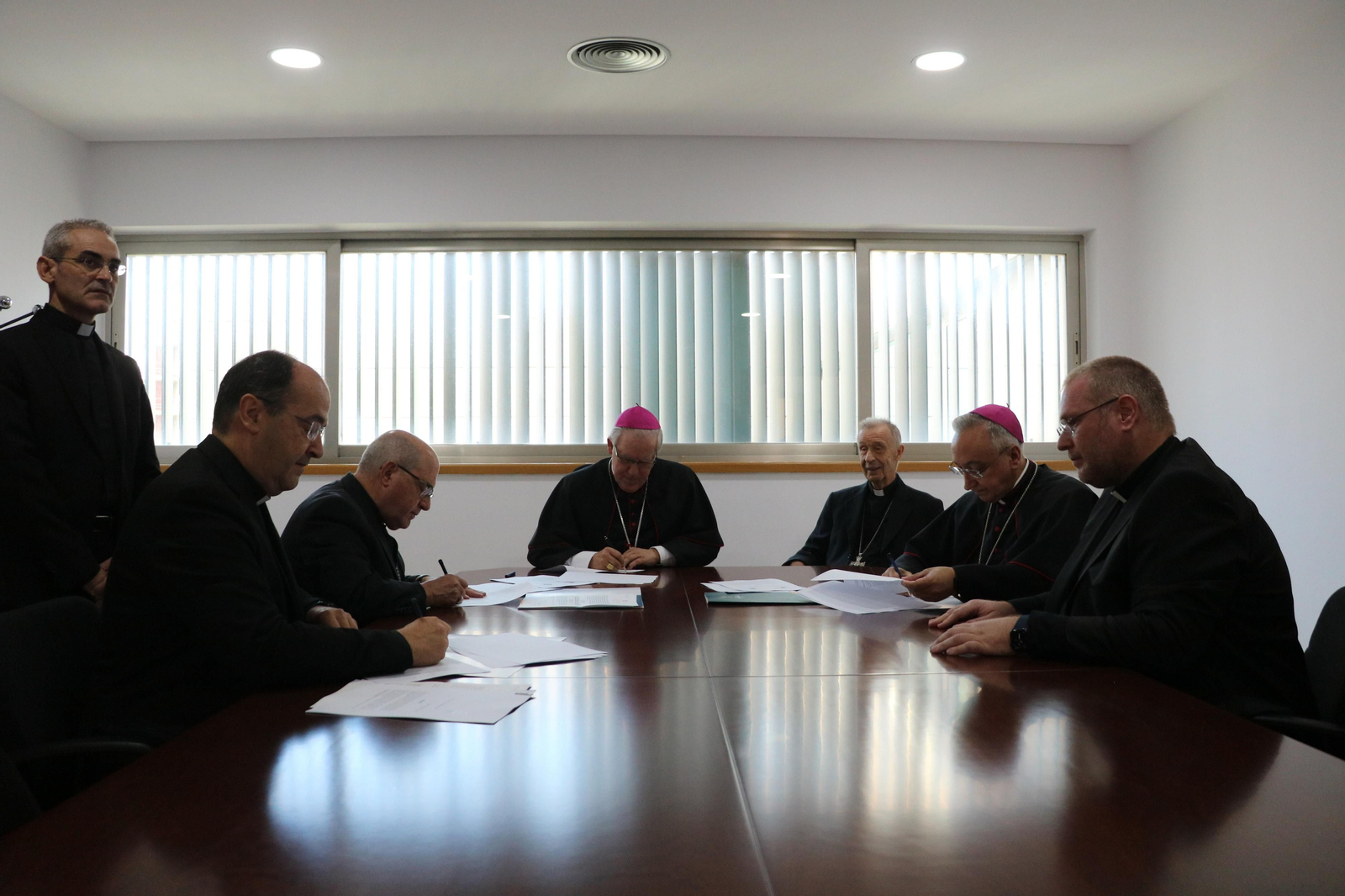 Firma del convenio por el Obispo de Huelva