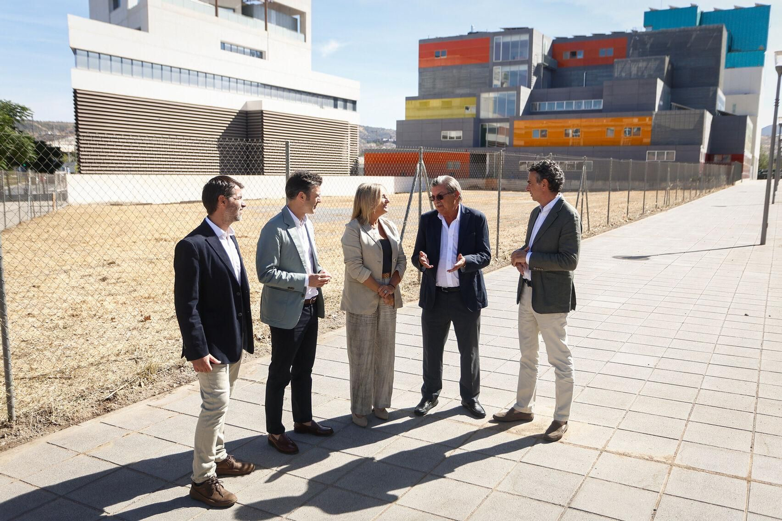 La alcadesa, el portavoz y el concejal de Urbanismo han visitado Vircell, junto al presidente de Vircell en la nueva parcela.