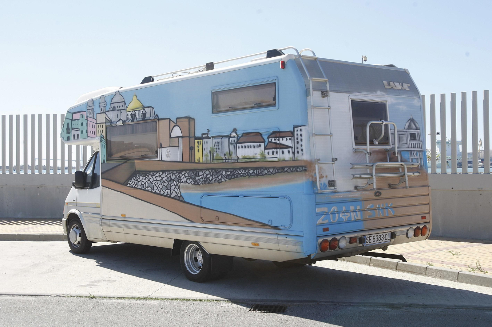 Imagen de una autocaravana 'customizada' a la gaditana.