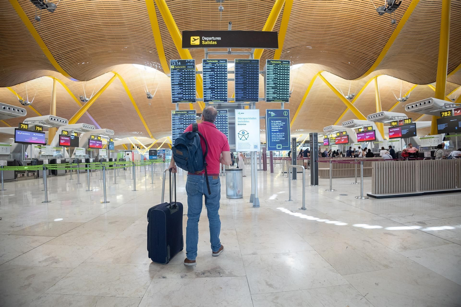 Un viajero en el aeropuerto Adolfo Suárez Madrid-Barajas.