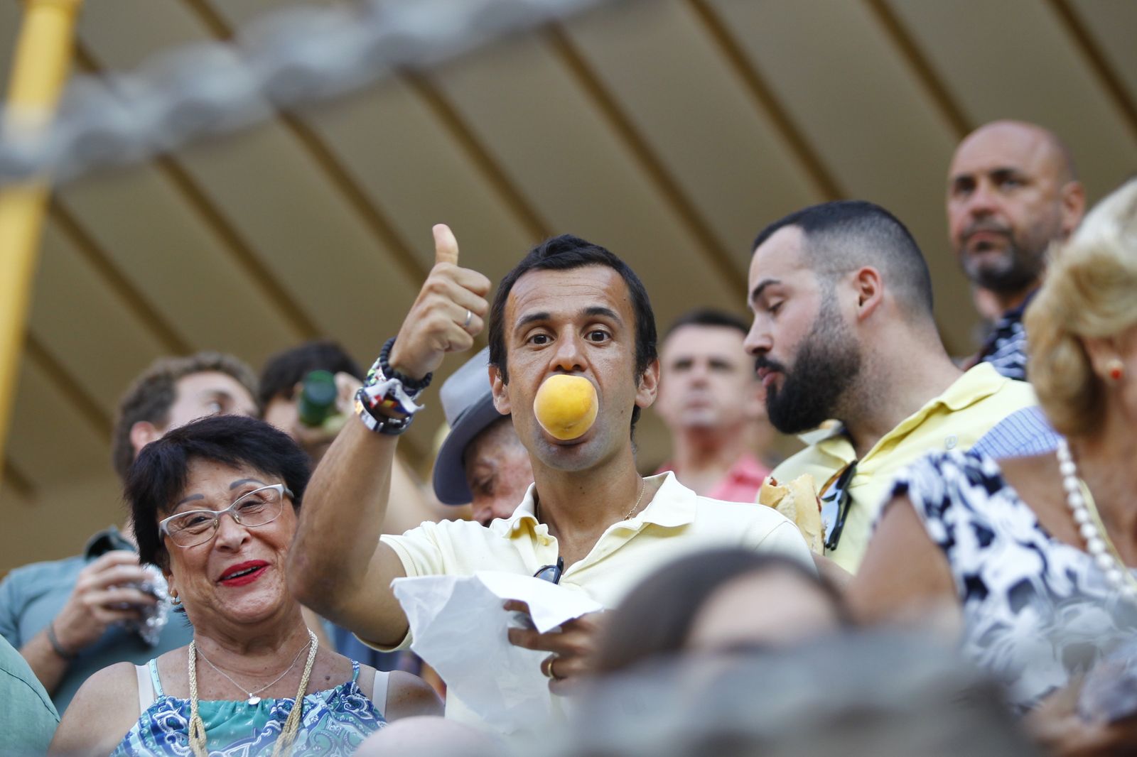 Imágenes del 'ambiente' en la corrida de toros de la Feria de Almería, con los diestros Morante de la Puebla, El Juli y Tomás Rufo