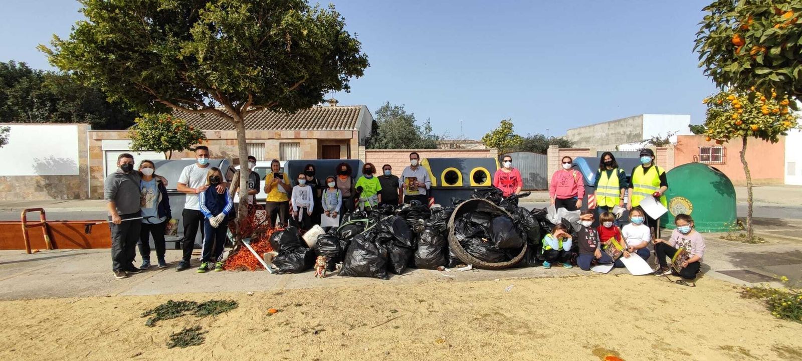 Voluntarios que participaron en la recogida de basuras en La Barca, el pasado domingo.