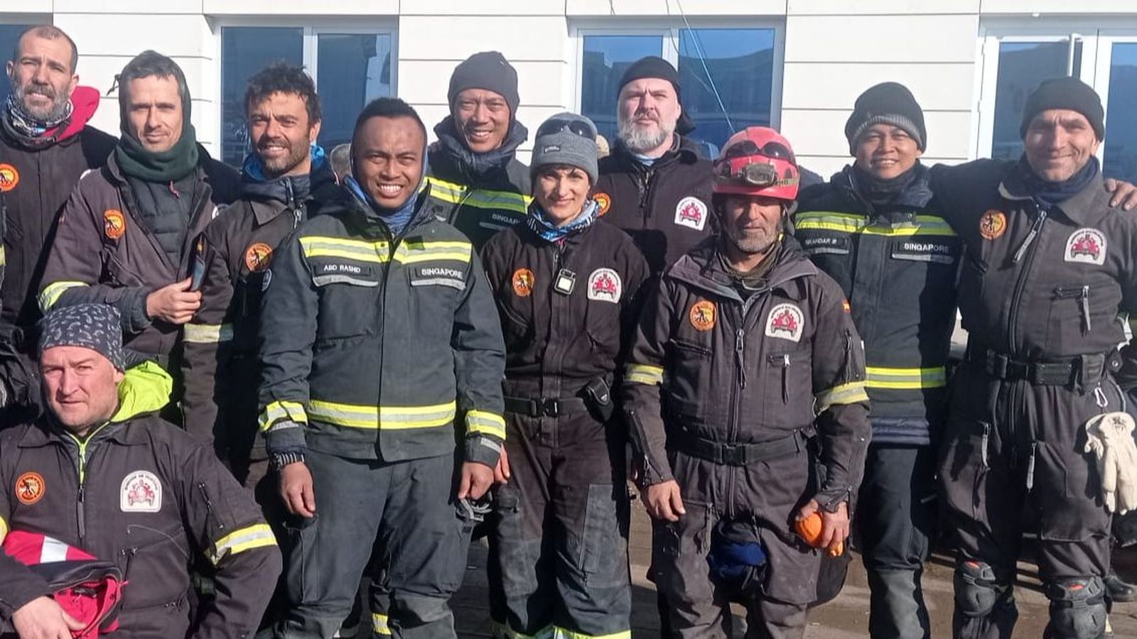 La bombera María García junto a su compañeros