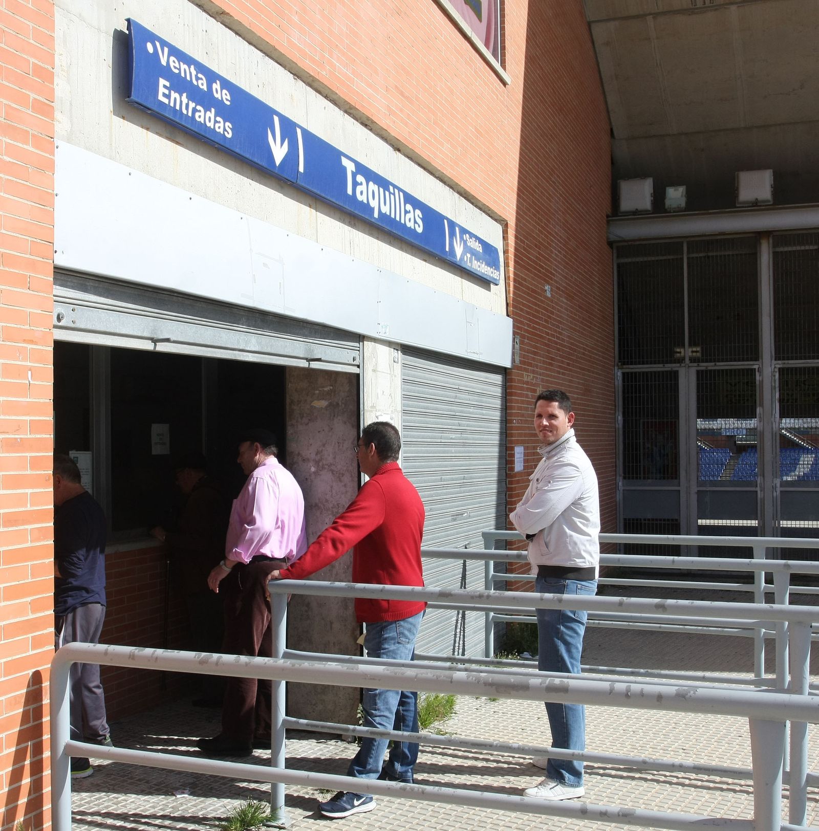Colas en las taquillas del Colombino.