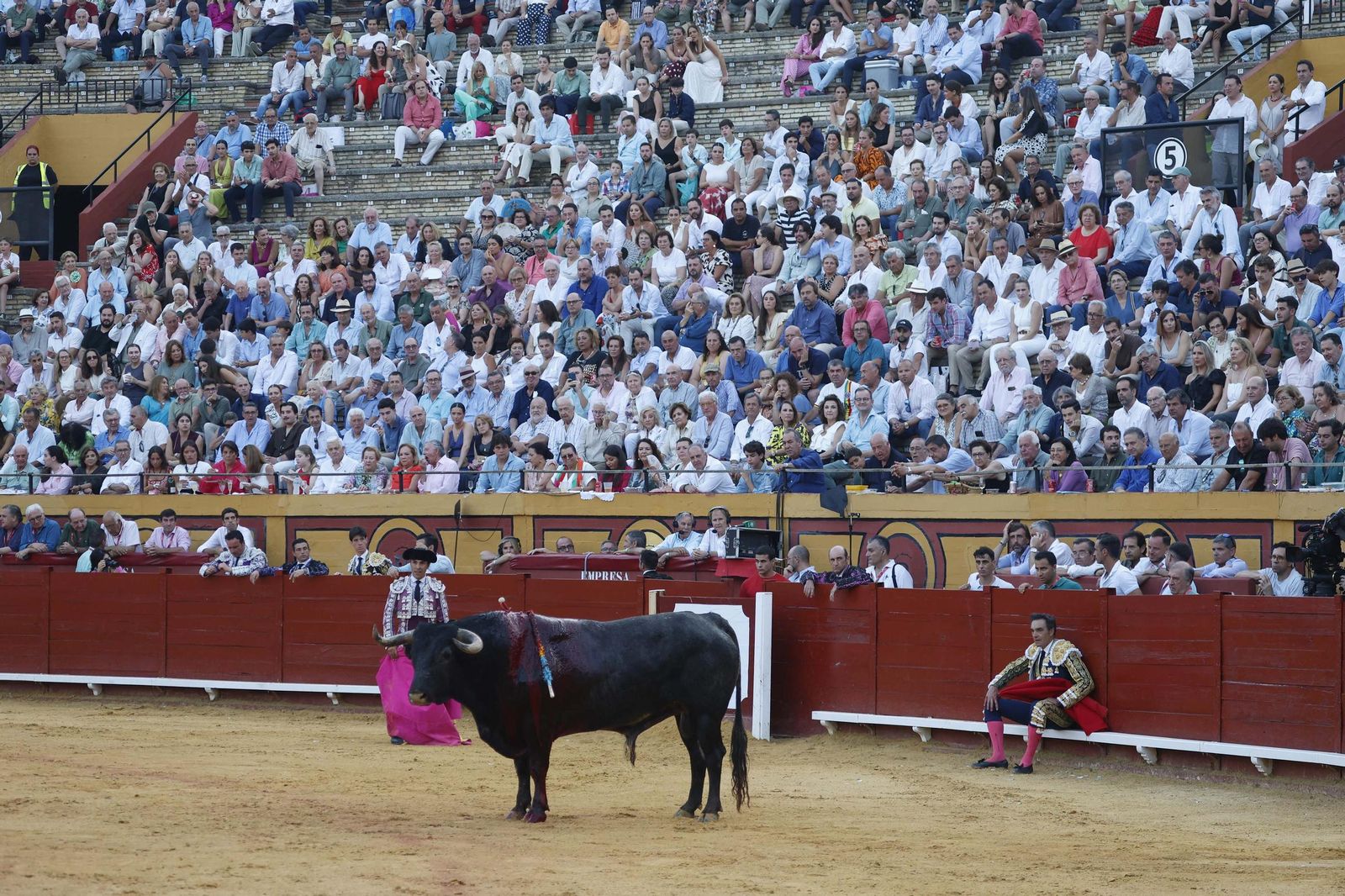 Una decepcionante corrida de Miura con Esaú Fernández a hombros cierra Algeciras