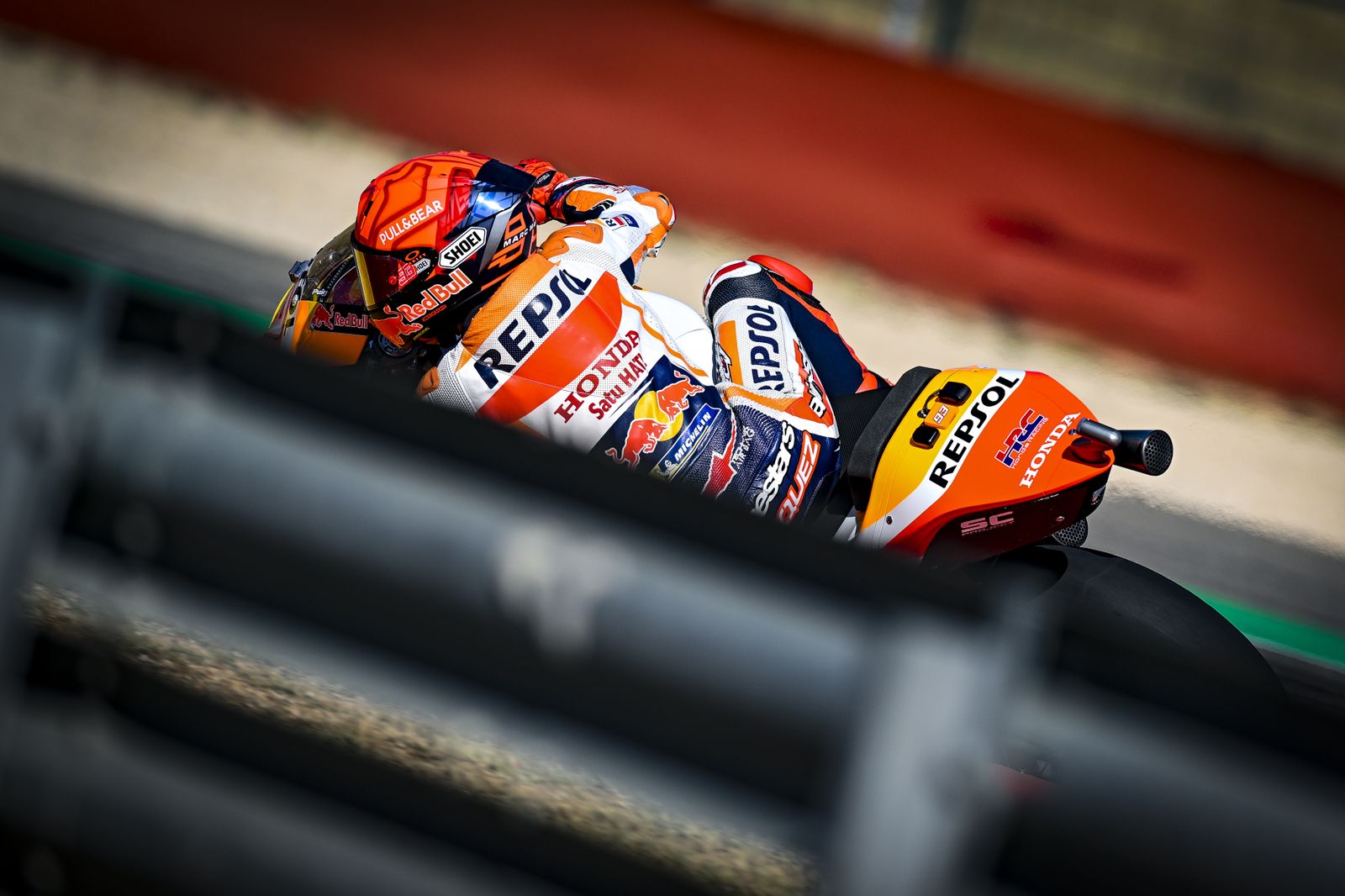 Marc Márquez hace una tumbada de izquierdas este sábado durante el GP de Aragón.