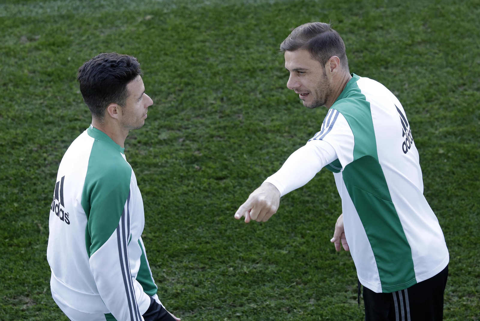 Joaquín conversa con Rubén Castro durante el entrenamiento.