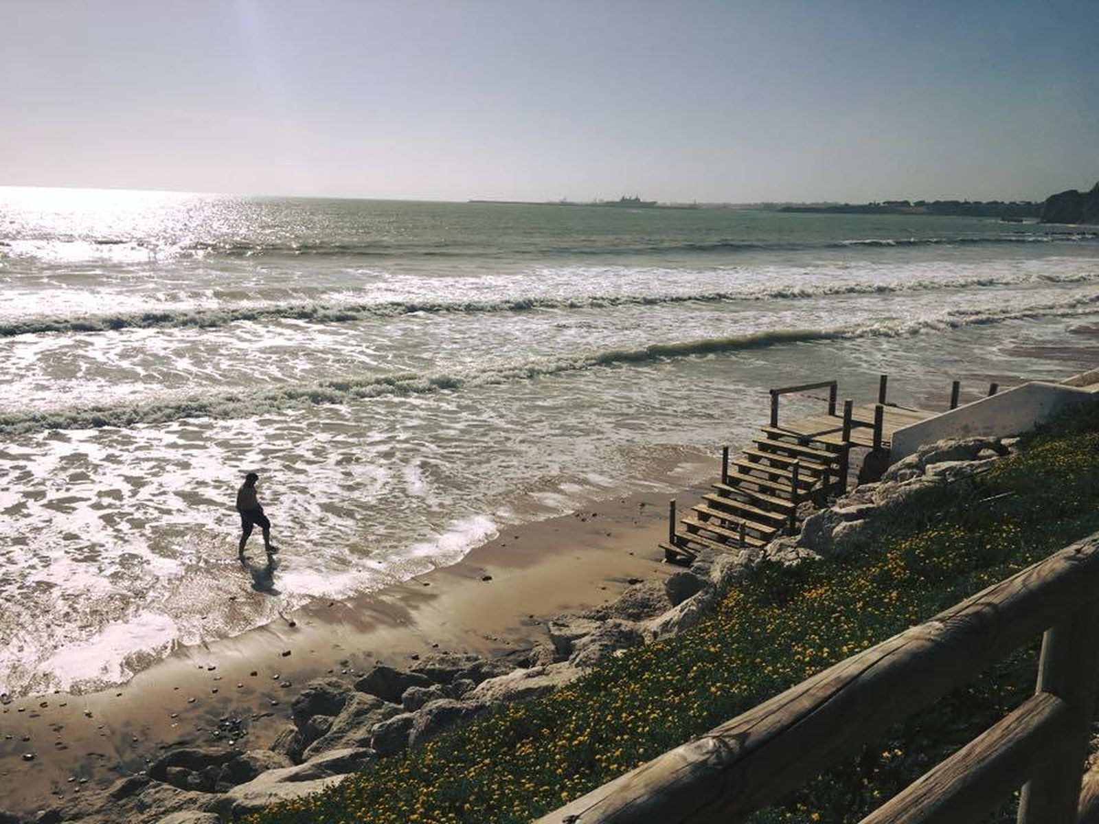 La playa de Fuentebravía, en El Puerto, durante la realización de unas obras.