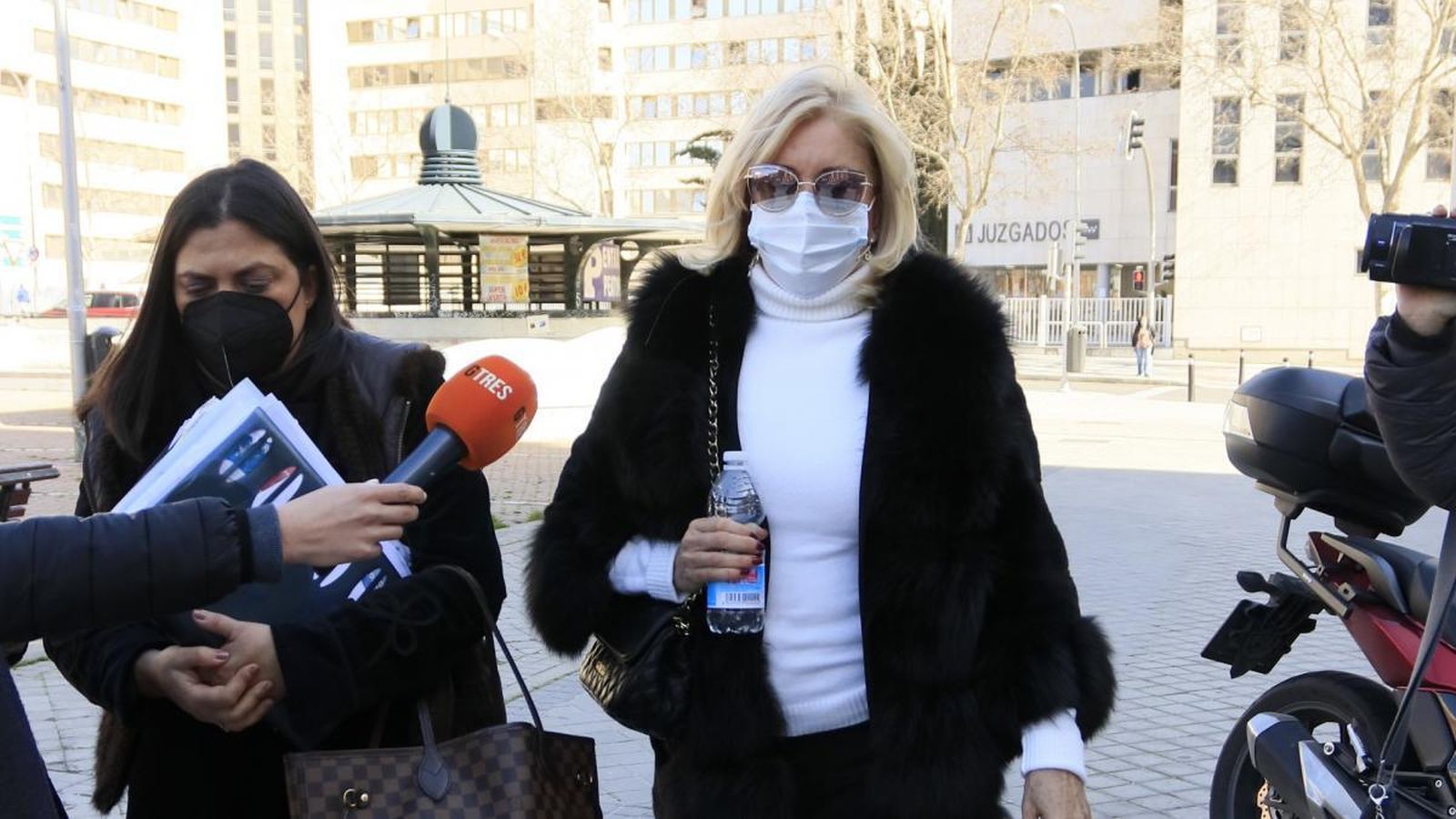 Bárbara Rey, saliendo del hospital.