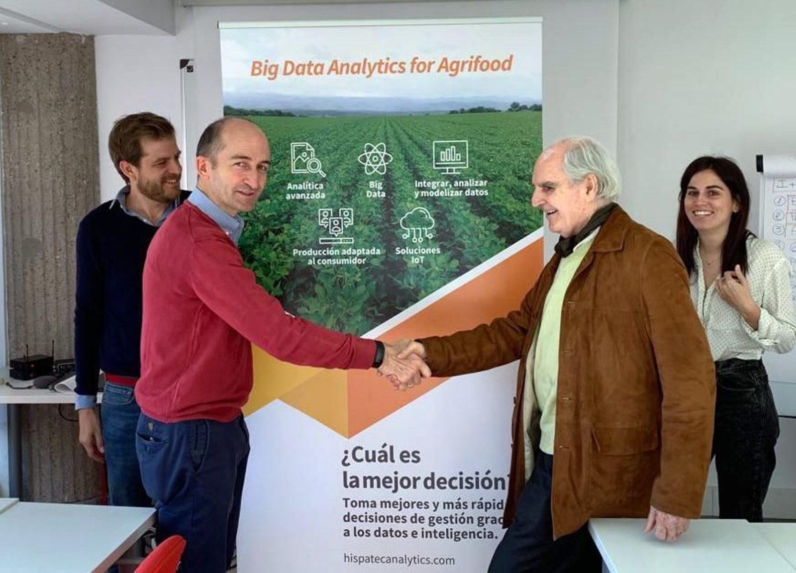 Representantes de las dos organizaciones durante la firma del acuerdo. Representantes de las dos organizaciones durante la firma del acuerdo.