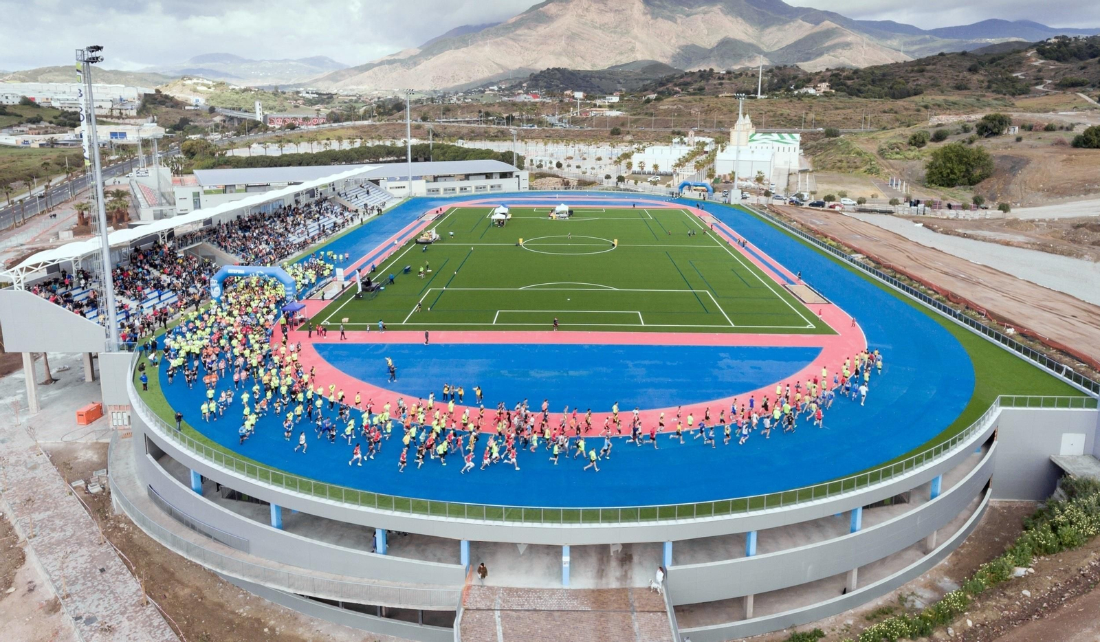 Estepona pone en funcionamiento el Estadio de Atletismo y el aparcamiento.