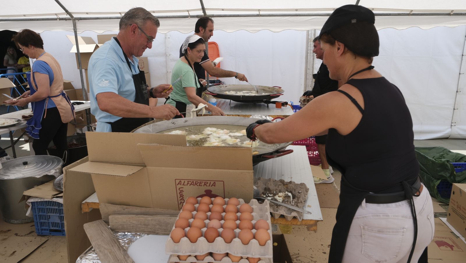 Imágenes de la degustación de huevos fritos con chorizo, en las Fiestas de Santa María del Águila