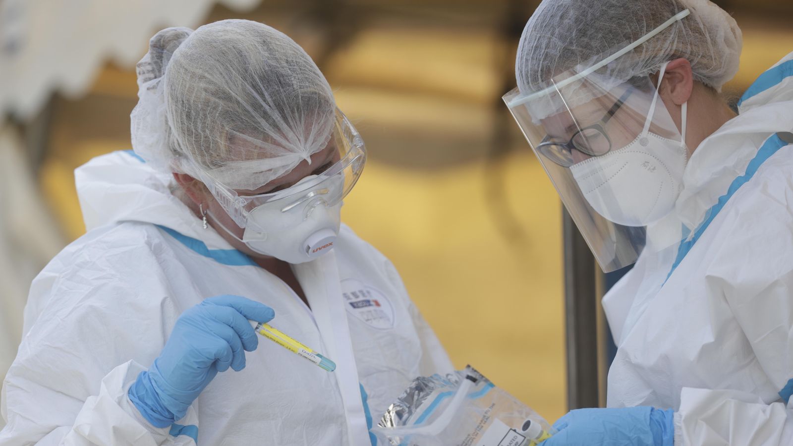 Sanitarios protegidos contra el coronavirus.