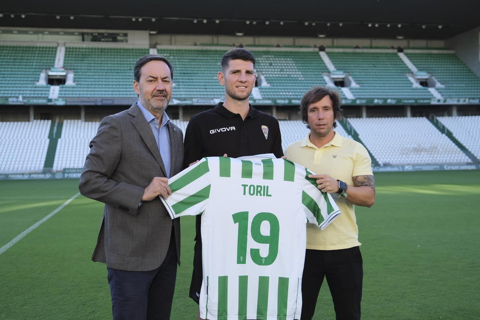 La presentación de Alberto Toril como nuevo jugador del Córdoba CF, en imágenes