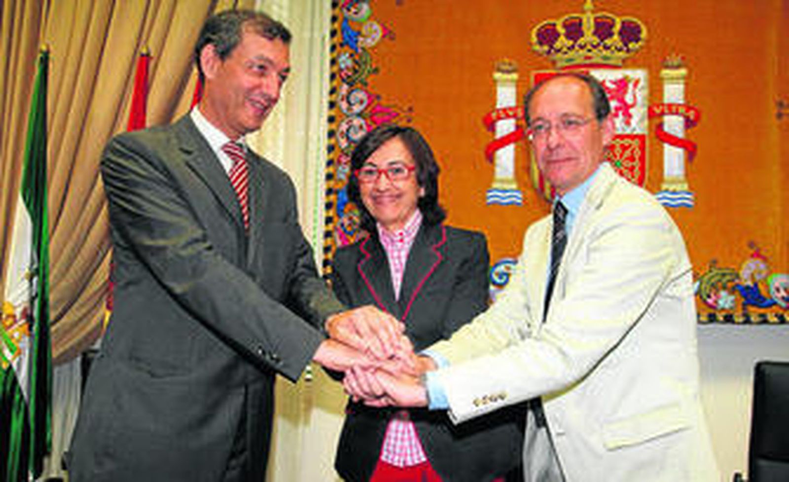 El alto comisario de Aguas de Marruecos (izq.), la ministra de Medio Ambiente y el consejero andaluz del área, ayer, en Málaga.