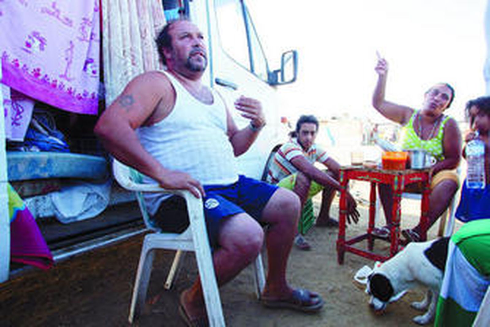 Un grupo de las familias autoexiliadas a principios de julio, en Tablada.