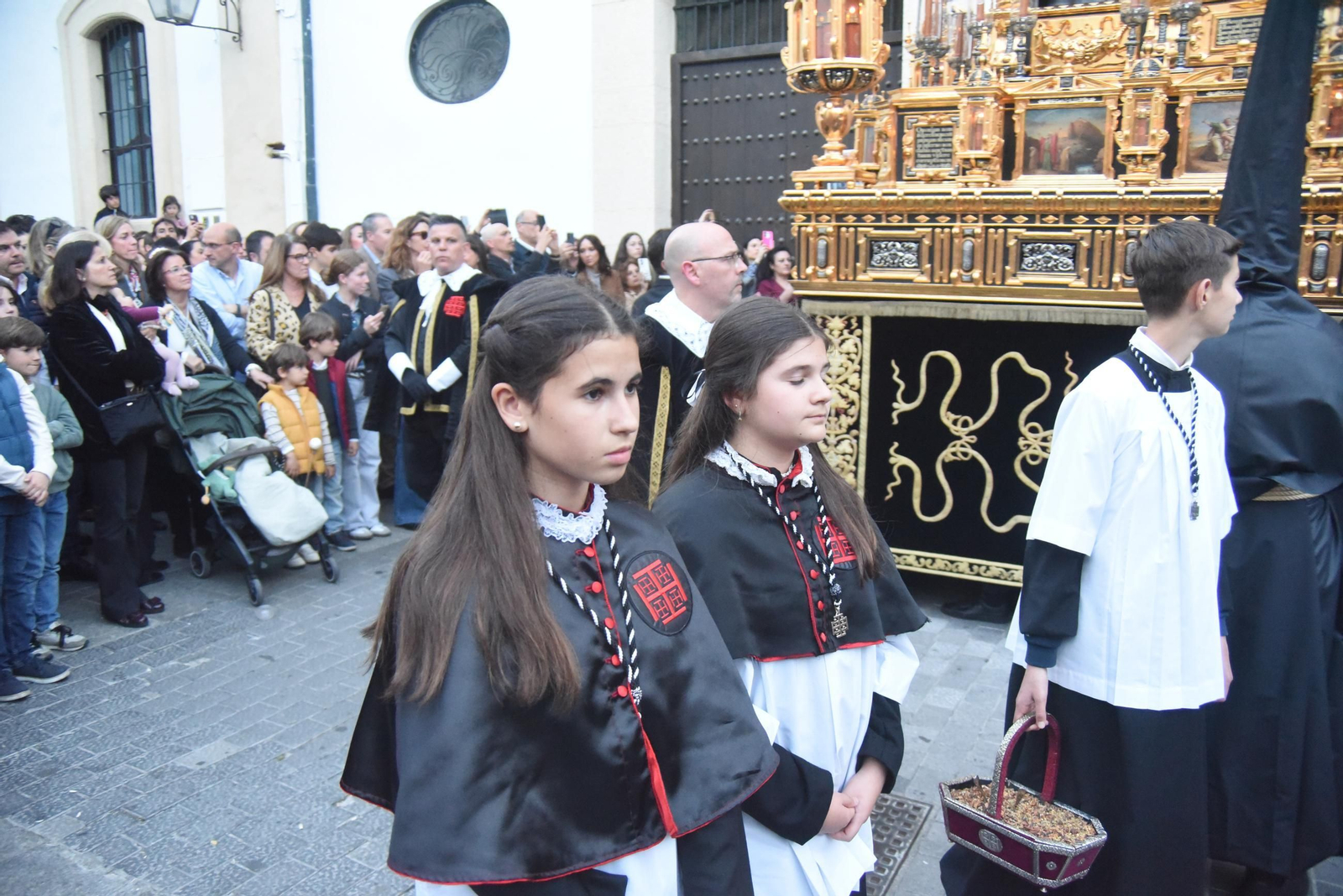 La procesión del Santo Sepulcro en este Viernes Santo de Córdoba, en imágenes