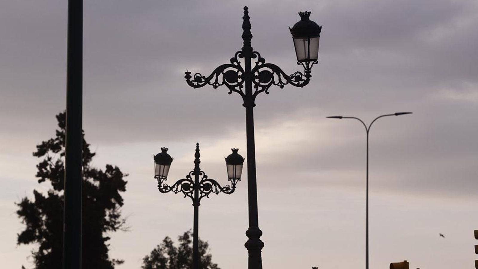 Parte de una farola rota por el temporal.