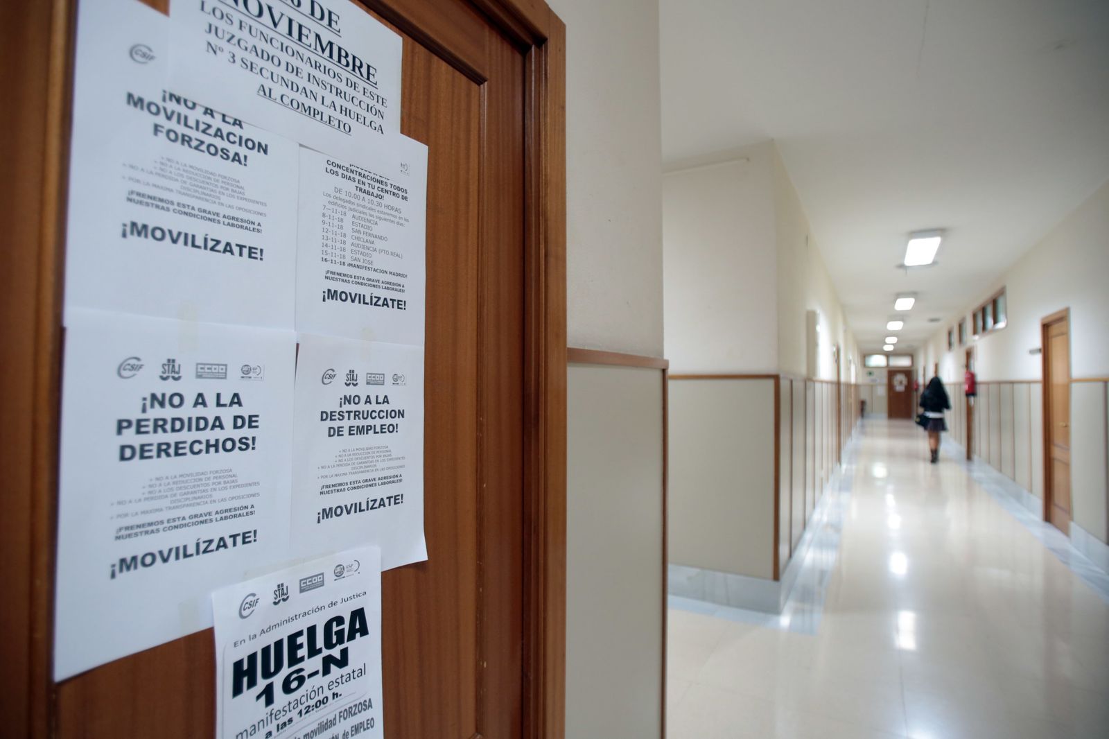 Pasillos vacíos en el edificio Los Balbos, en Cádiz capital.