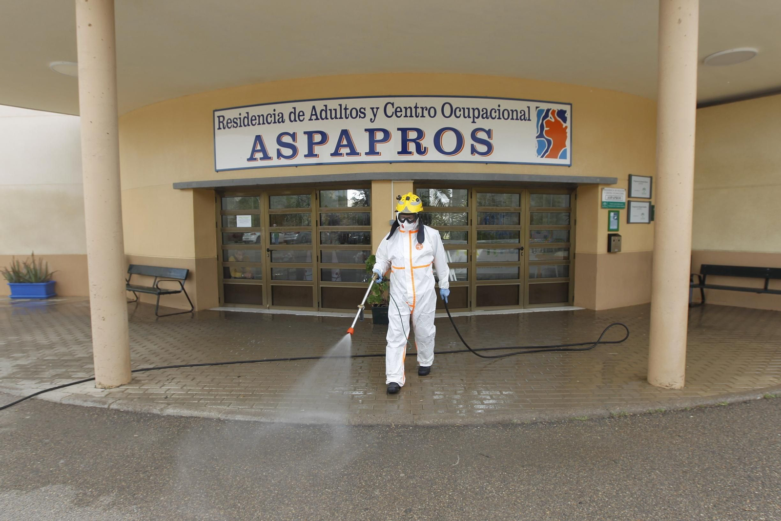 Fotogalería actuación INFOCA y UME por el coronavirus en Almería. Covid-19