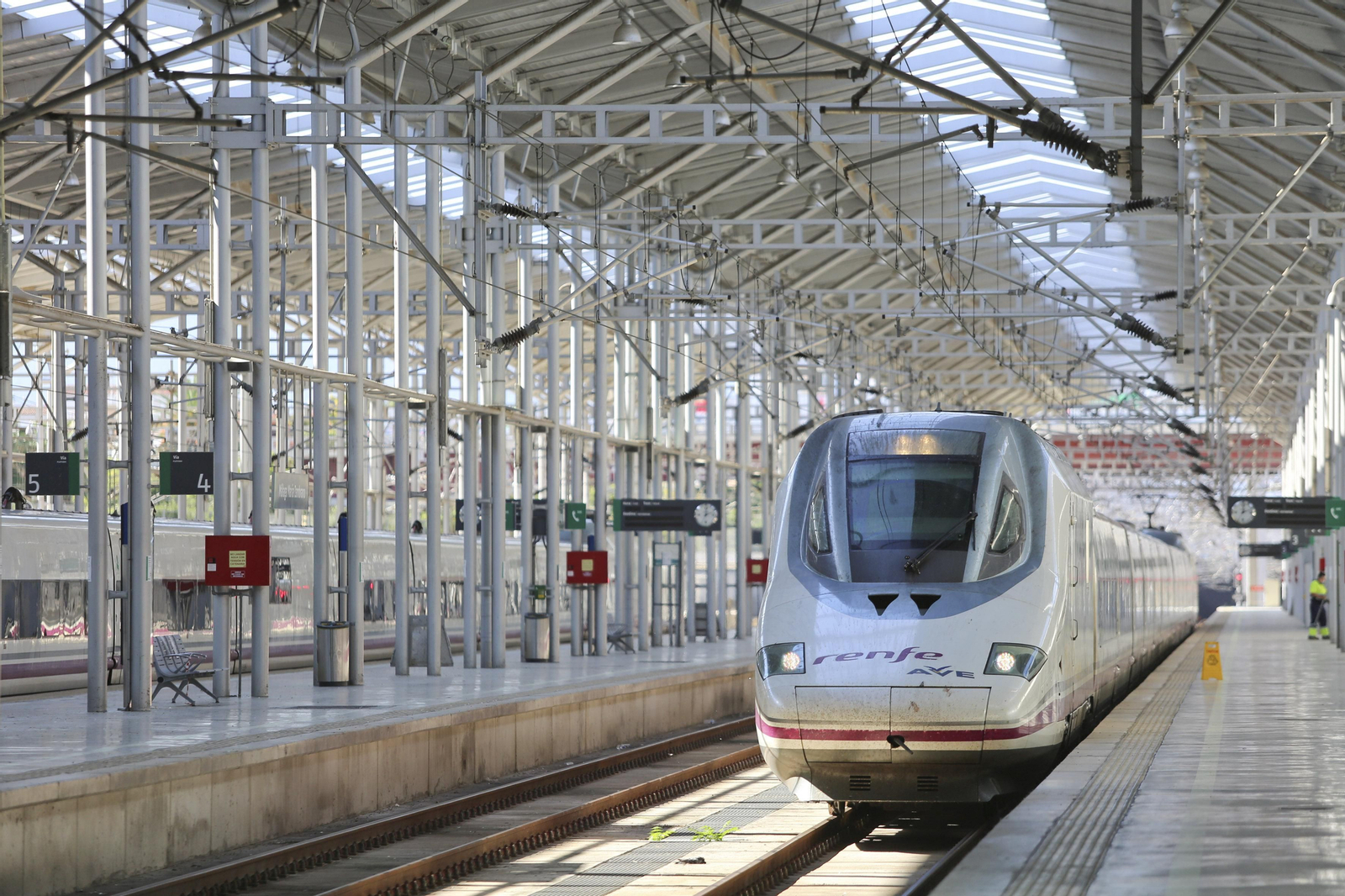 Un AVE en la estación María Zambrano.