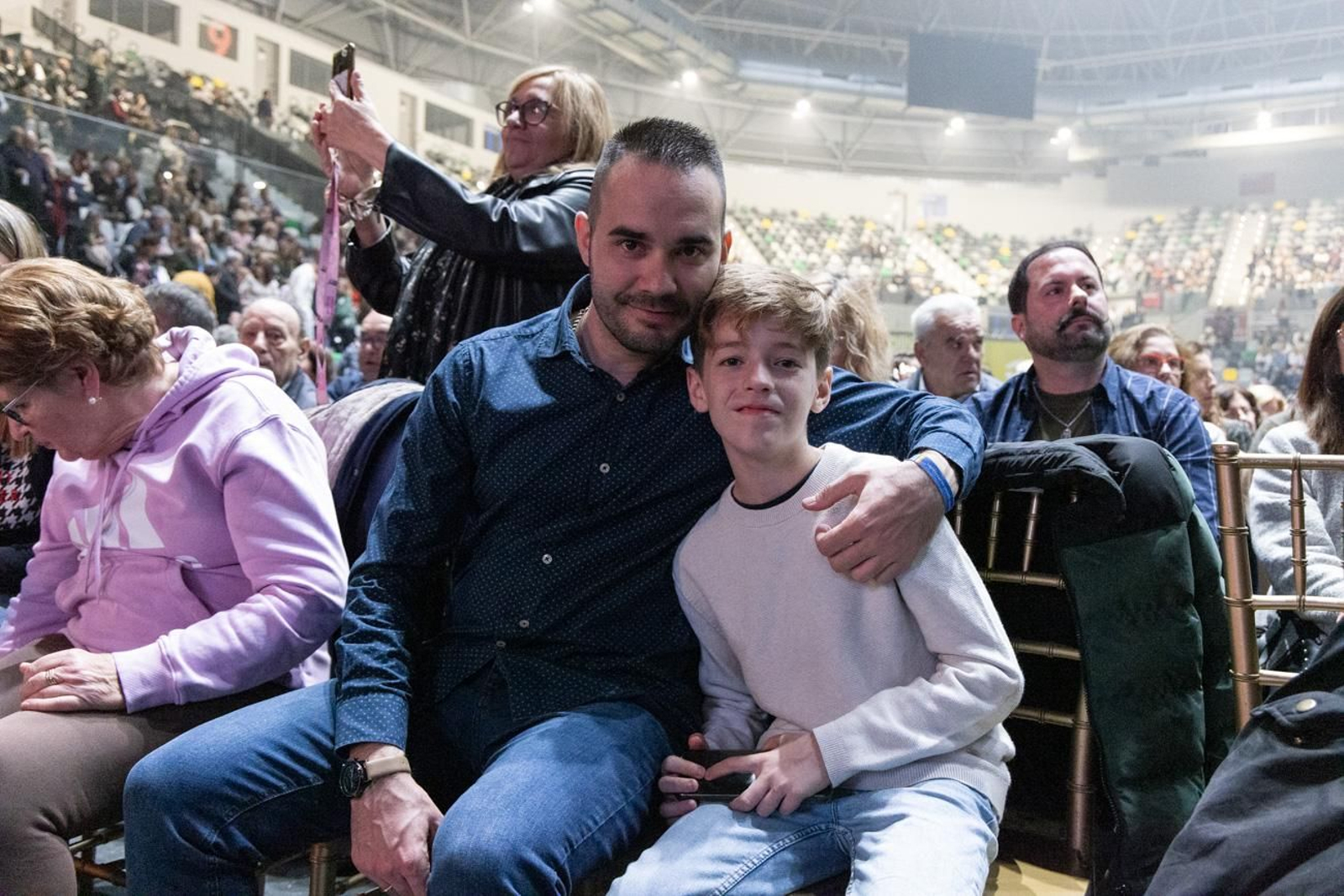 Así se disfruta en Jaén del concierto de Raphael, "Raphaelísimo"