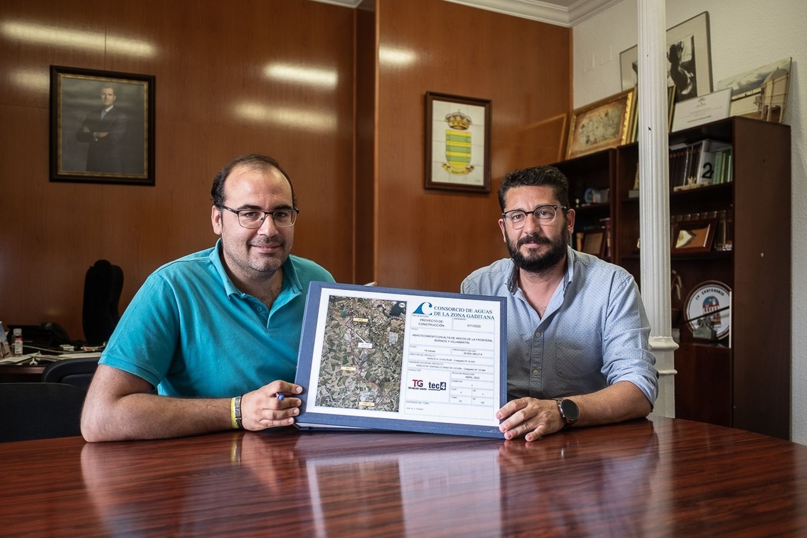 El presidente del Consorcio de Aguas. Jorge Rodríguez, presenta el plan al alcalde de Bornos, Hugo Palomares.