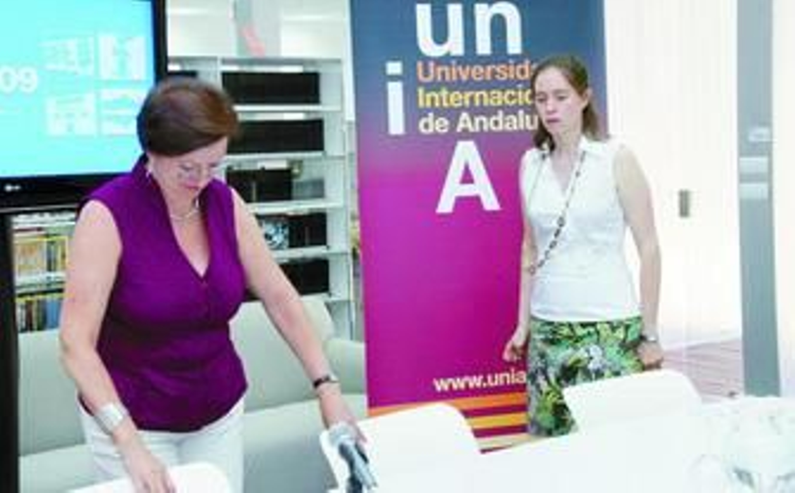 Isabel Machado, directora del ciclo, y Laura Martínez-Mora, de la Conferencia de la Haya, ayer en La UNIA.